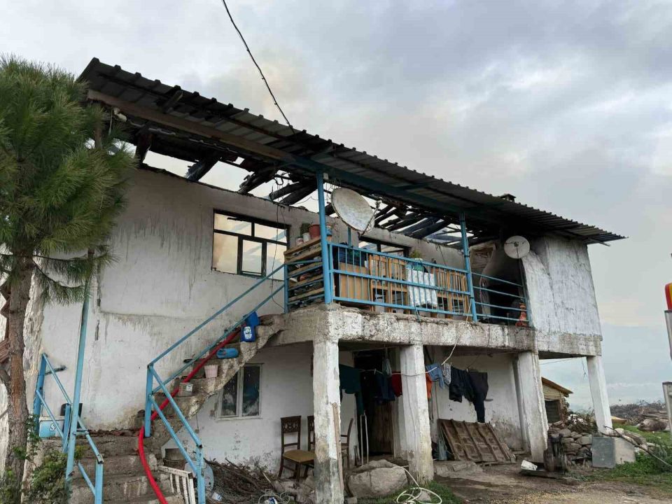 Selendi’de 2 katlı ev yangında kül oldu