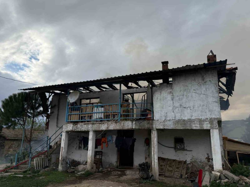 Selendi’de 2 katlı ev yangında kül oldu