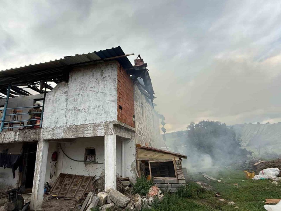 Selendi’de 2 katlı ev yangında kül oldu