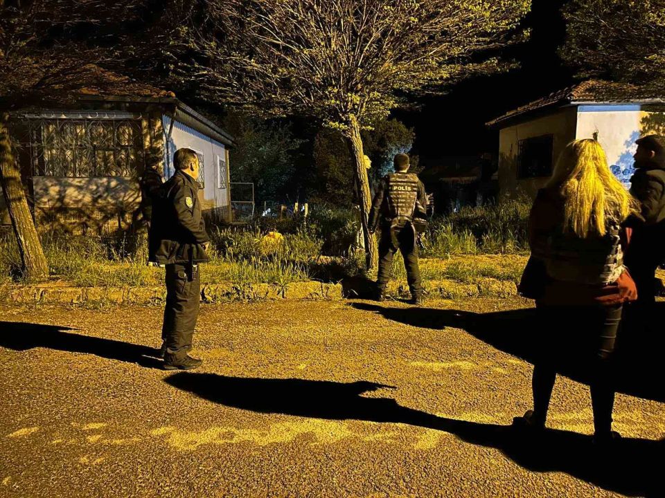 Uşak’ta görev başındaki polis ekiplerine pompalı tüfekle ateş açıldı: 2 polis yaralandı