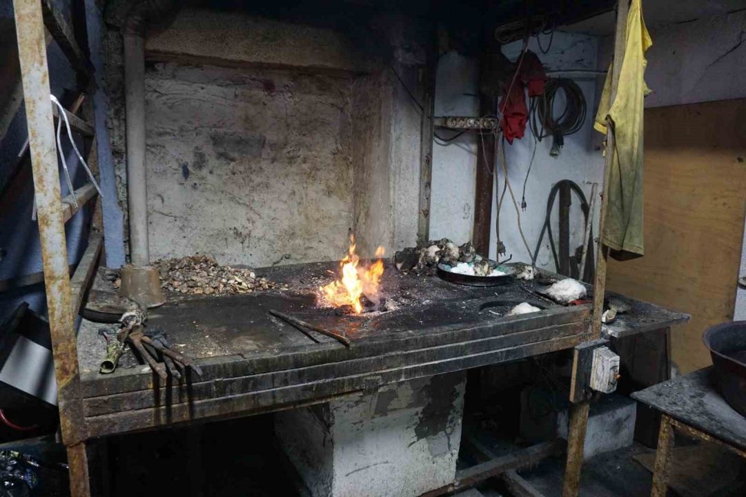 Üç kuşaktır ateşe ve örse hayat veren kalaycı ailesi mesleğin geleceğinden endişeli