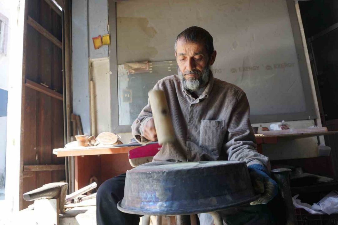 Üç kuşaktır ateşe ve örse hayat veren kalaycı ailesi mesleğin geleceğinden endişeli