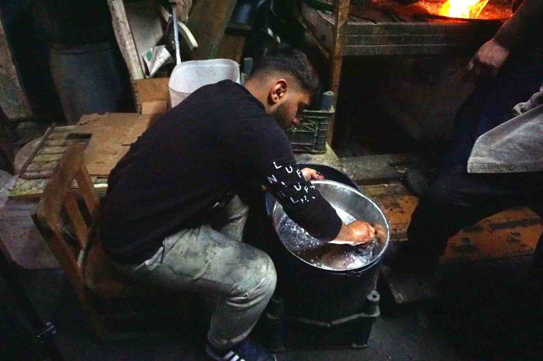 Üç kuşaktır ateşe ve örse hayat veren kalaycı ailesi mesleğin geleceğinden endişeli