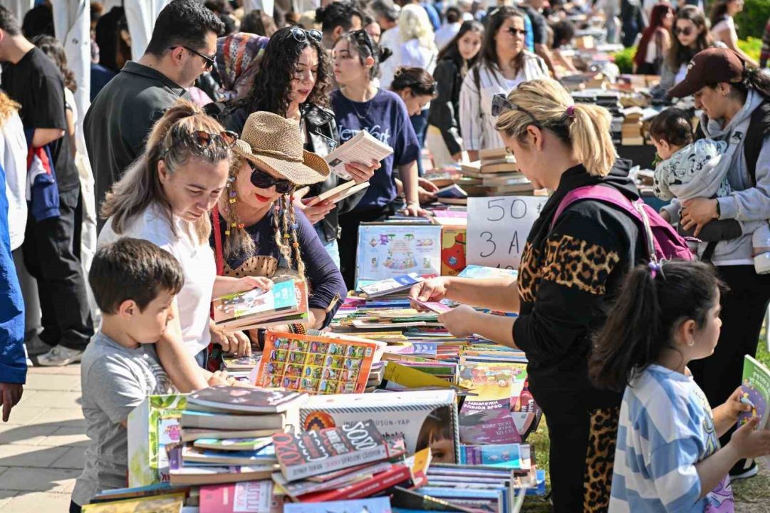 İZKİTAP’ta edebiyat şöleni yaşanıyor