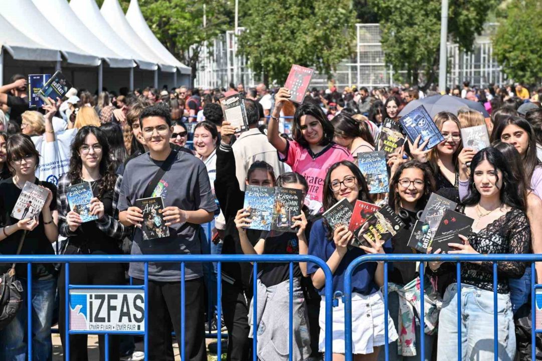 İZKİTAP’ta edebiyat şöleni yaşanıyor