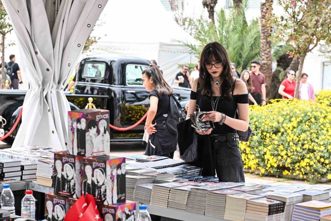 İZKİTAP’ta edebiyat şöleni yaşanıyor