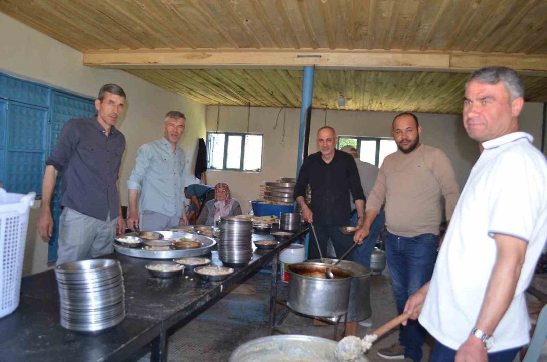 Gördes’te geleneksel köy hayrına yoğun katılım