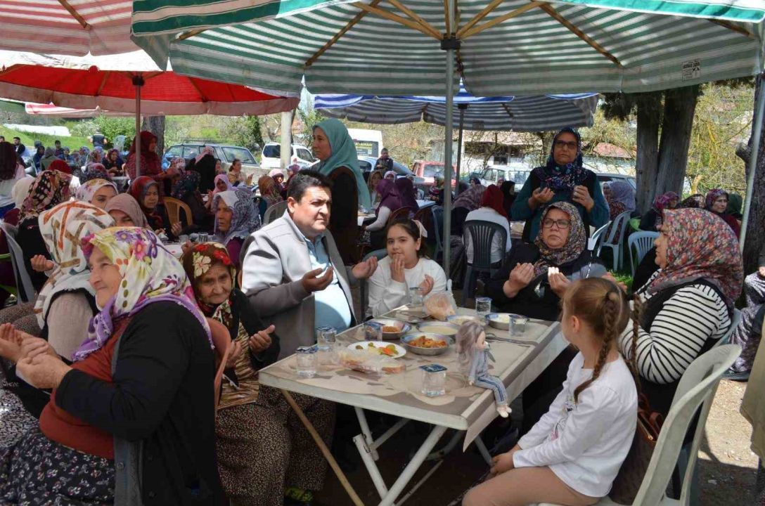 Gördes’te geleneksel köy hayrına yoğun katılım