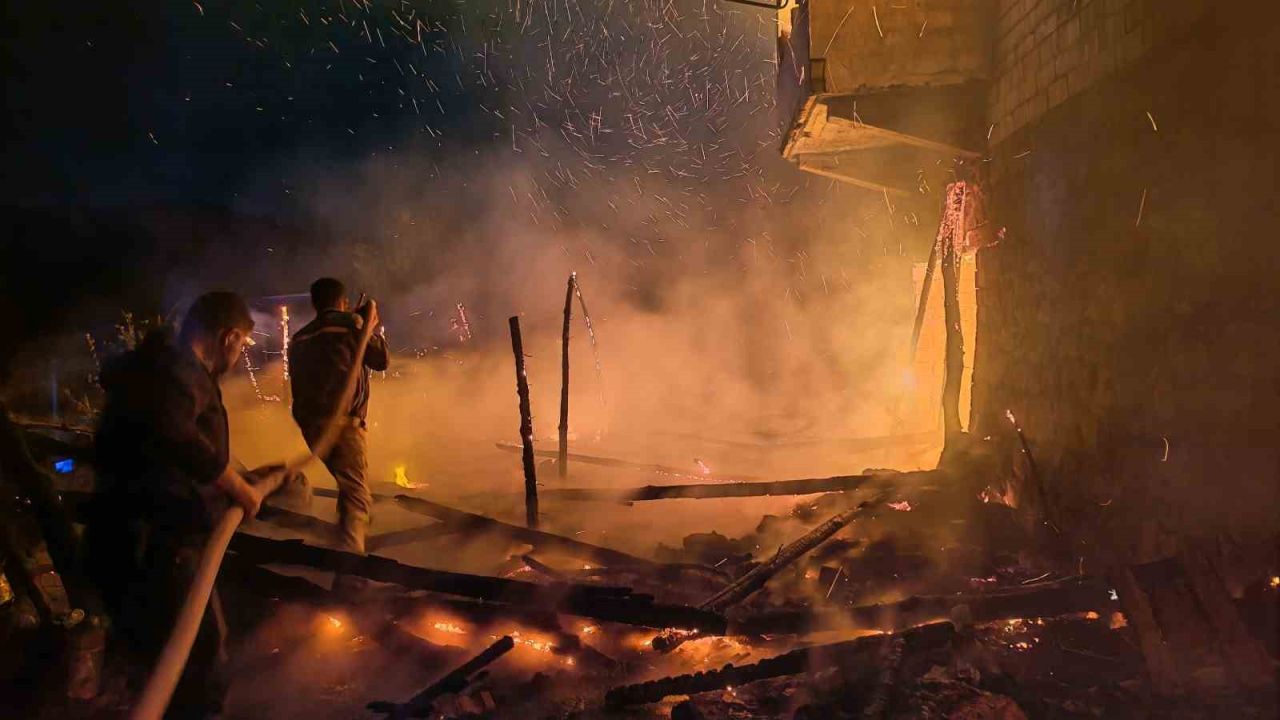 Korkutan ev yangını! Kullanılamaz hale geldi