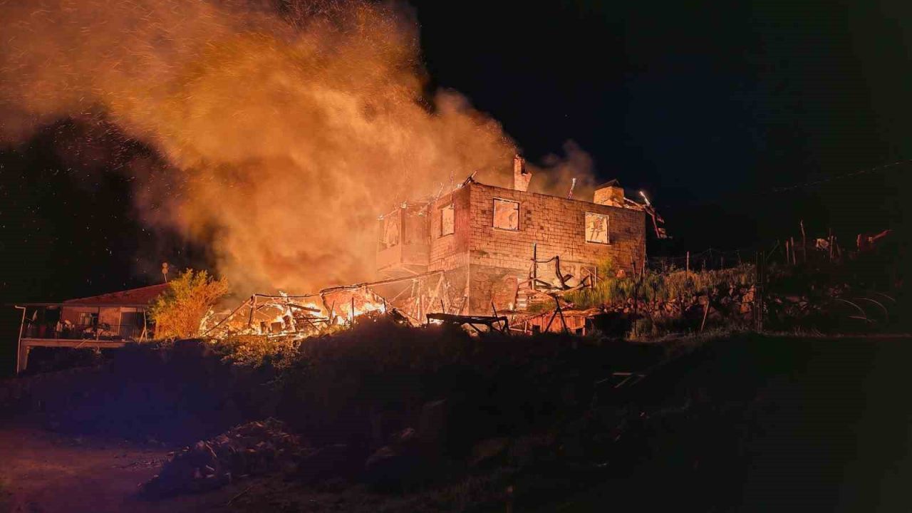 Korkutan ev yangını! Kullanılamaz hale geldi