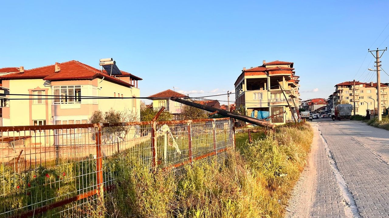 Tır kablolara takıldı: Direkler devrildi, facia ucuz atlatıldı
