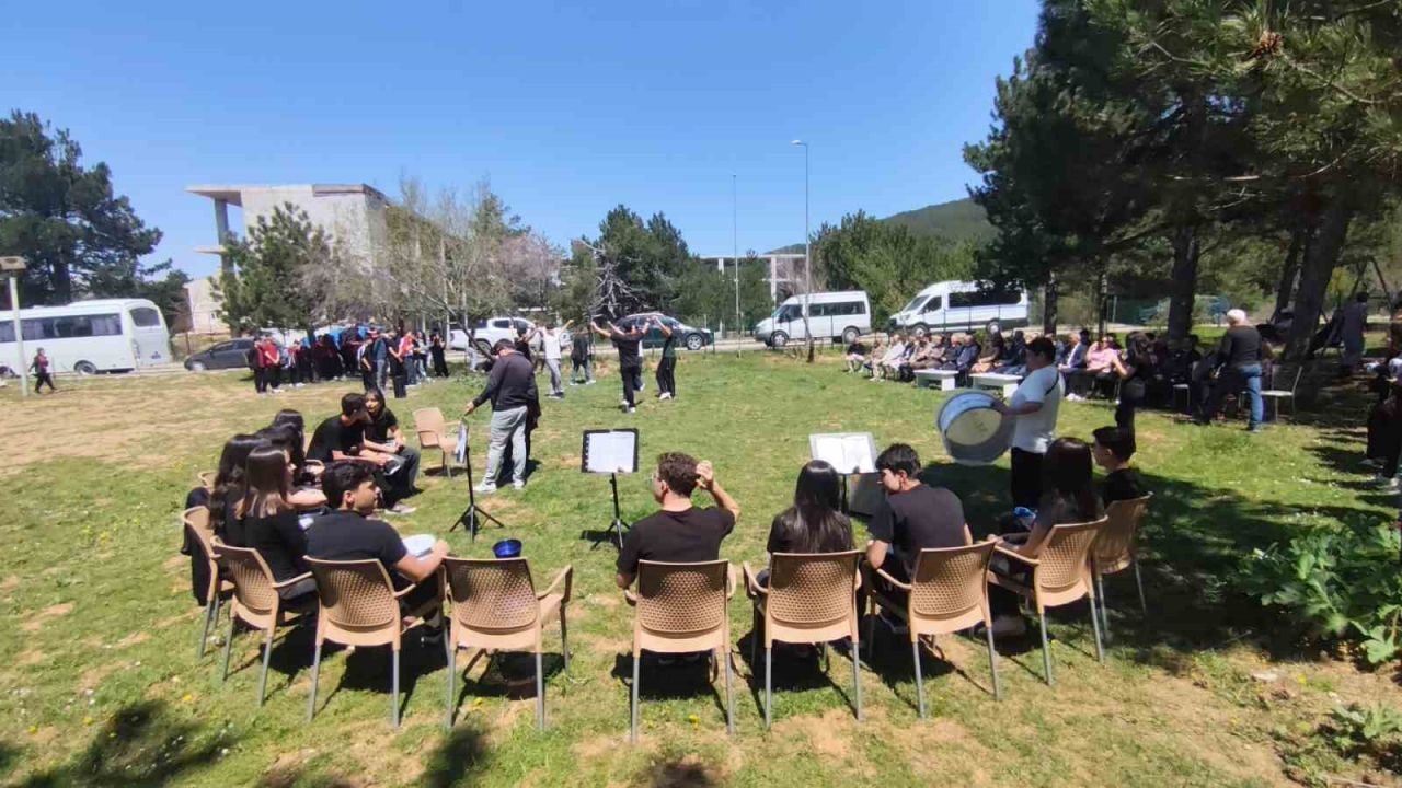 Gençler Spil’in zirvesinde ay yıldızlı bayrakla buluştu