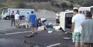 Otomobil ile minibüs çarpıştı: 2 ölü, 4 yaralı