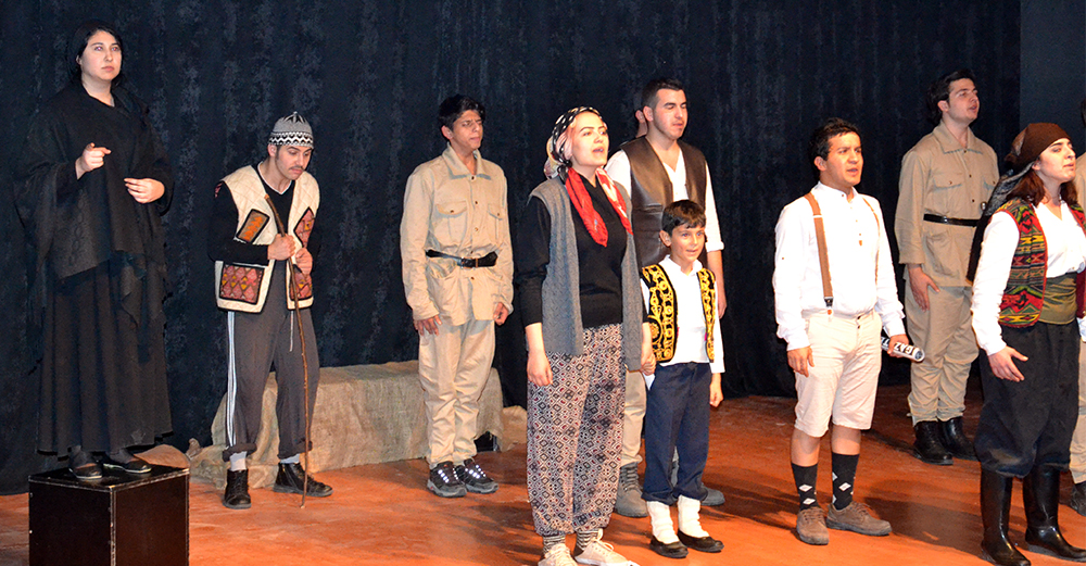 Gençlerin �Dönmeyi Düşünmeyenler� oyunu ayakta alkışlandı GÜNCEL