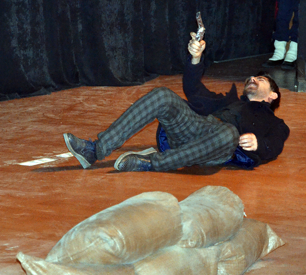 Gençlerin �Dönmeyi Düşünmeyenler� oyunu ayakta alkışlandı GÜNCEL