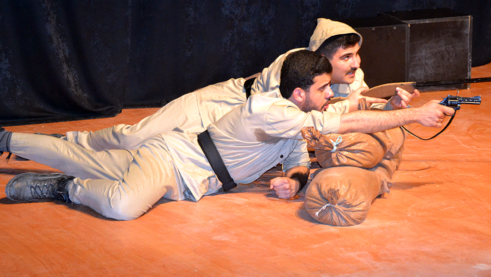 Gençlerin �Dönmeyi Düşünmeyenler� oyunu ayakta alkışlandı GÜNCEL