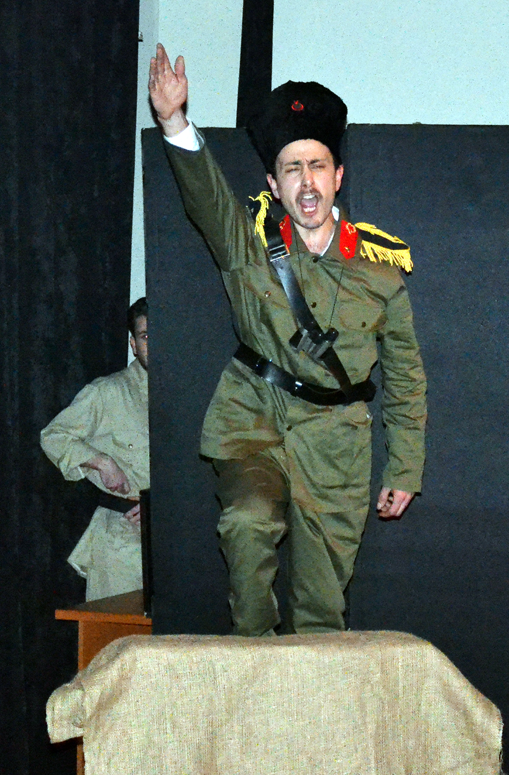 Gençlerin �Dönmeyi Düşünmeyenler� oyunu ayakta alkışlandı GÜNCEL