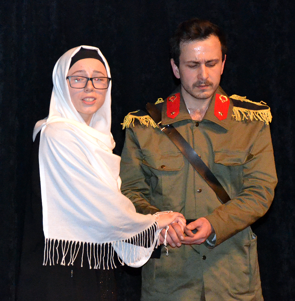 Gençlerin �Dönmeyi Düşünmeyenler� oyunu ayakta alkışlandı GÜNCEL