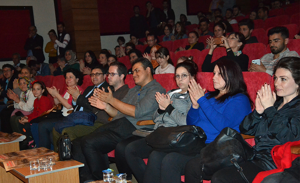 Gençlerin �Dönmeyi Düşünmeyenler� oyunu ayakta alkışlandı GÜNCEL