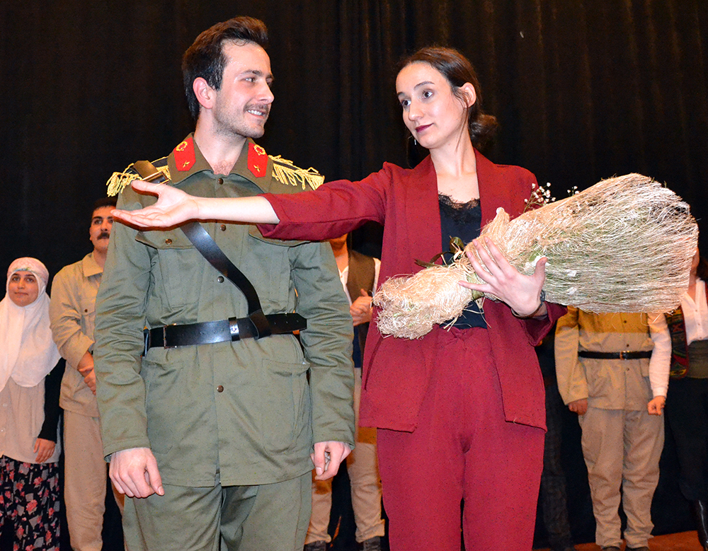 Gençlerin �Dönmeyi Düşünmeyenler� oyunu ayakta alkışlandı GÜNCEL