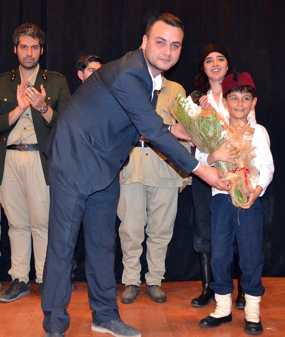 Gençlerin �Dönmeyi Düşünmeyenler� oyunu ayakta alkışlandı GÜNCEL