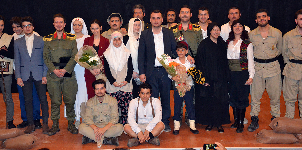 Gençlerin �Dönmeyi Düşünmeyenler� oyunu ayakta alkışlandı GÜNCEL