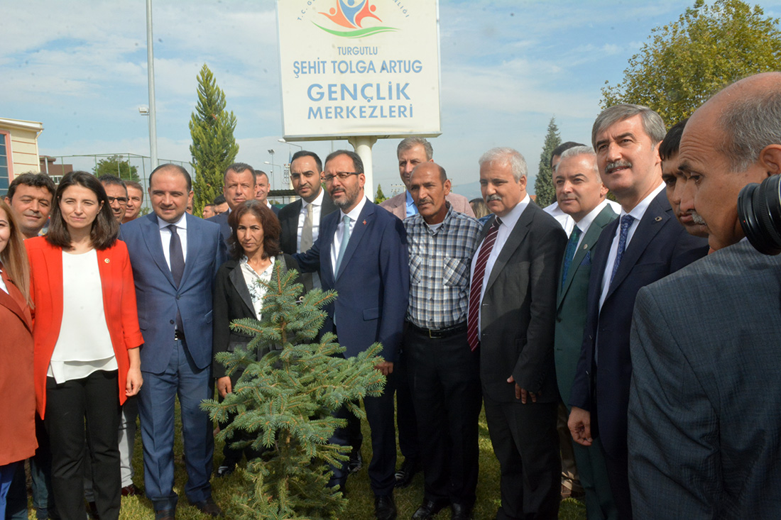 Bakan Kasapoğlu Turgutlu'da: 'Fidanıma iyi bakarsınız değil mi?'