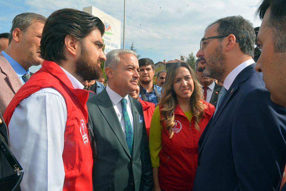 Bakan Kasapoğlu Turgutlu'da: 'Fidanıma iyi bakarsınız değil mi?'