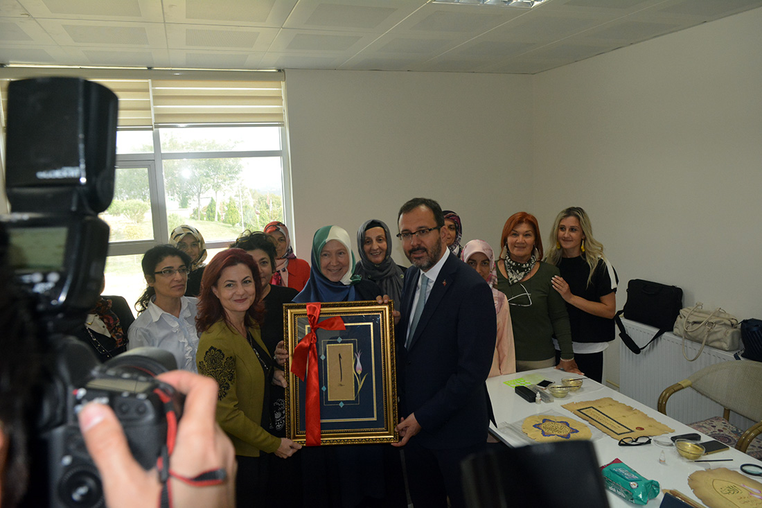 Bakan Kasapoğlu Turgutlu'da: 'Fidanıma iyi bakarsınız değil mi?'