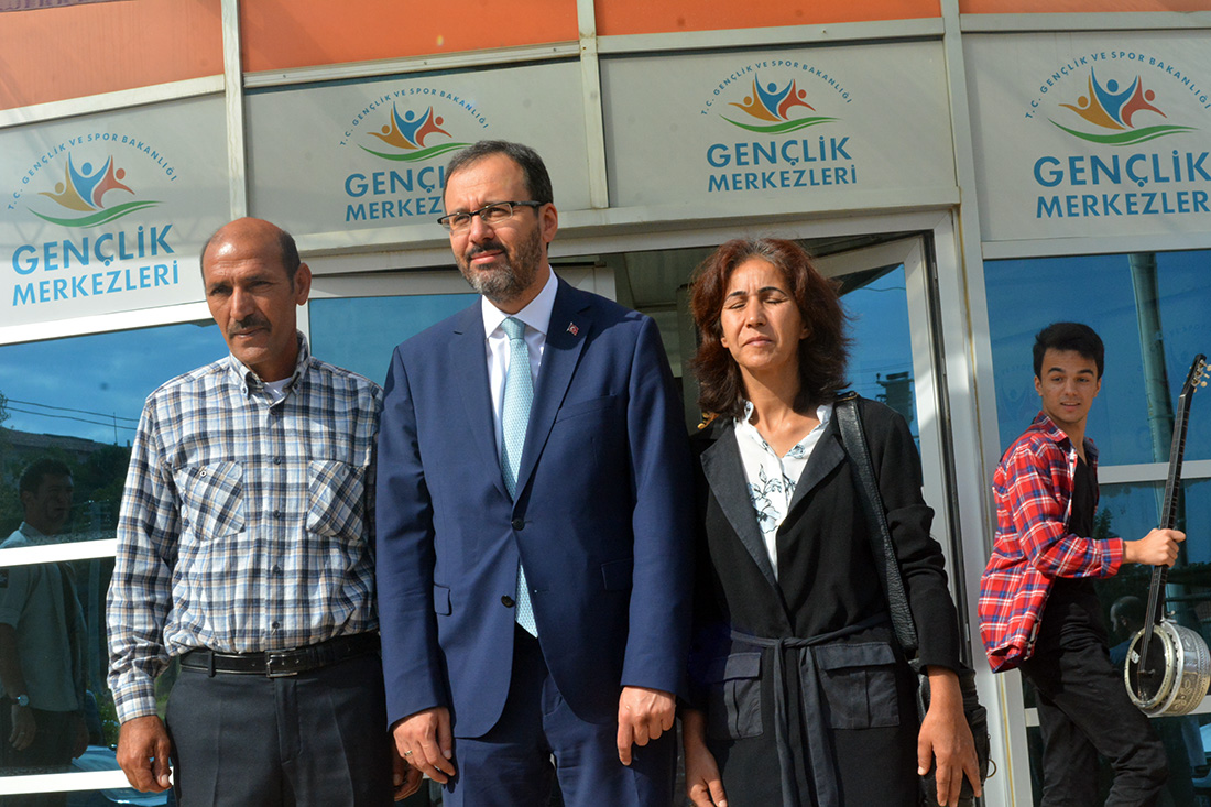 Bakan Kasapoğlu Turgutlu'da: 'Fidanıma iyi bakarsınız değil mi?'