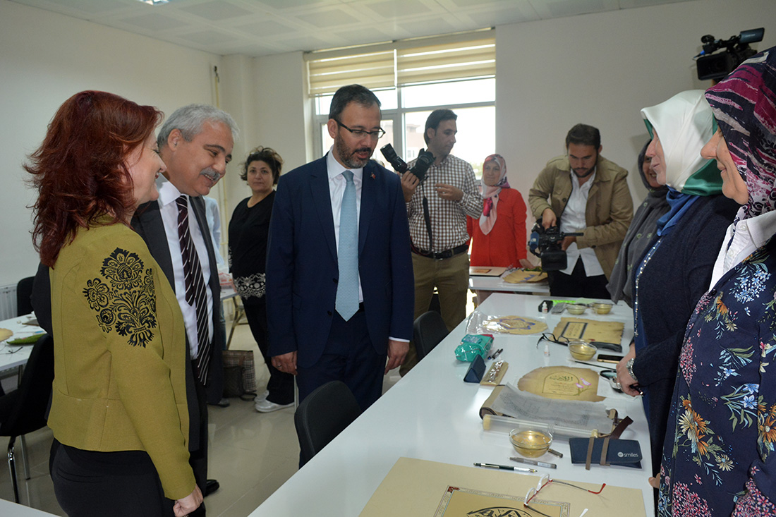 Bakan Kasapoğlu Turgutlu'da: 'Fidanıma iyi bakarsınız değil mi?'