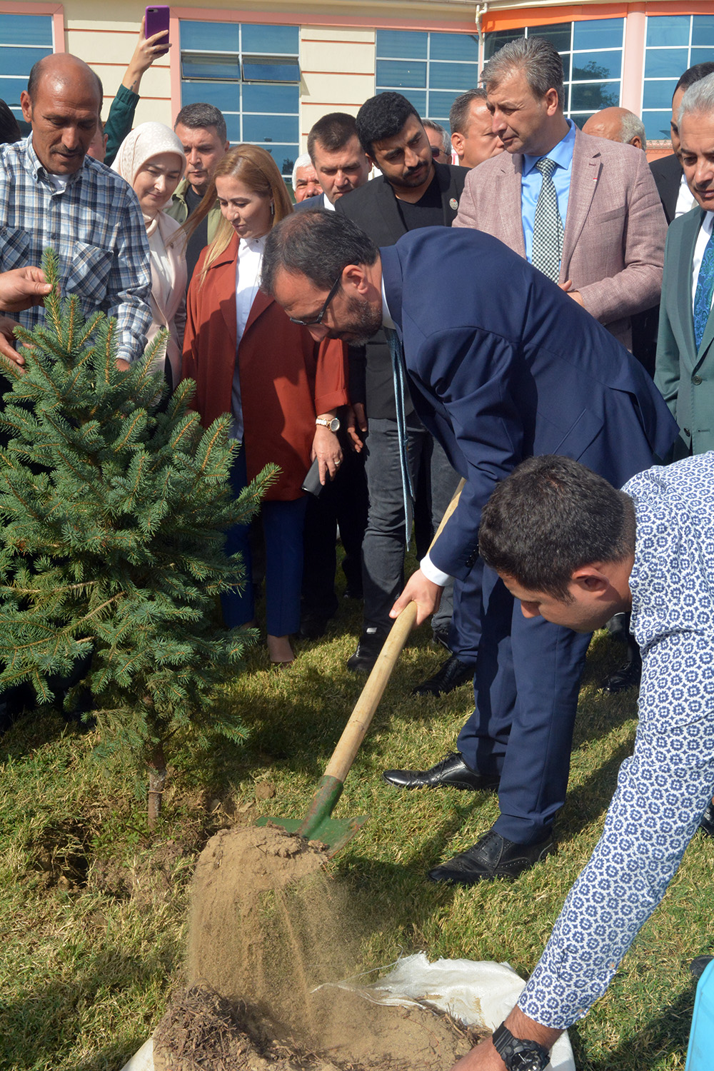 Bakan Kasapoğlu Turgutlu'da: 'Fidanıma iyi bakarsınız değil mi?'
