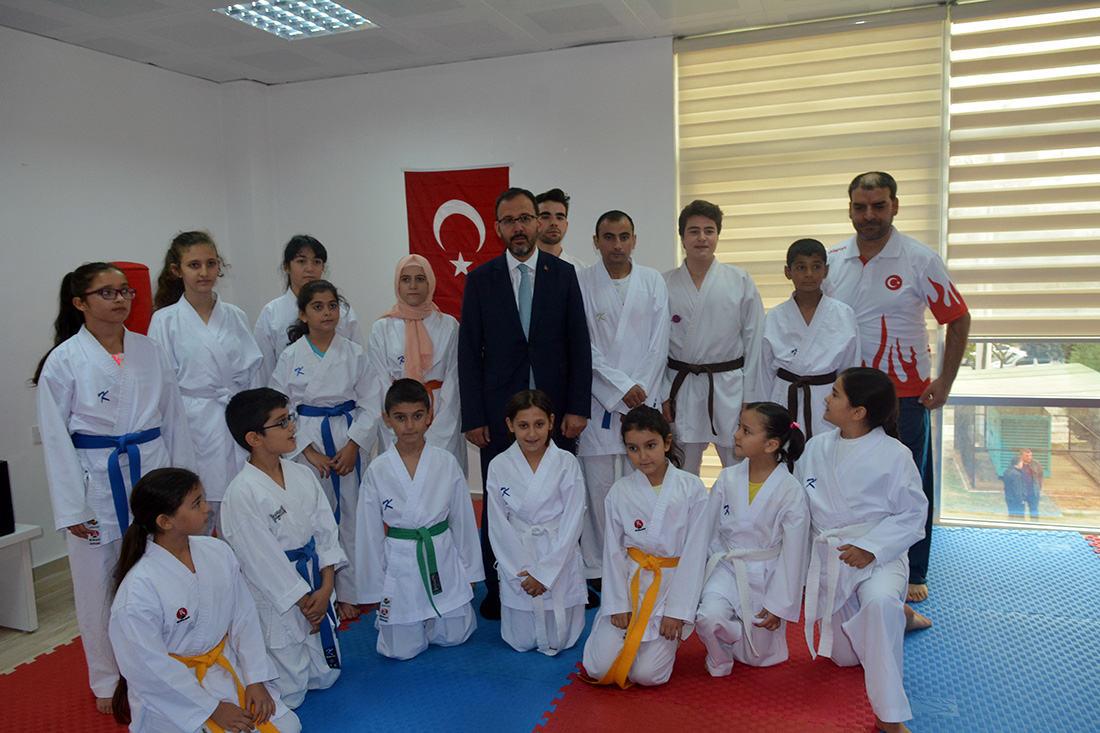 Bakan Kasapoğlu Turgutlu'da: 'Fidanıma iyi bakarsınız değil mi?'