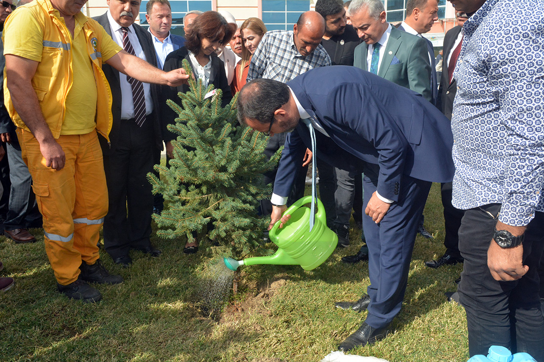 Bakan Kasapoğlu Turgutlu'da: 'Fidanıma iyi bakarsınız değil mi?'