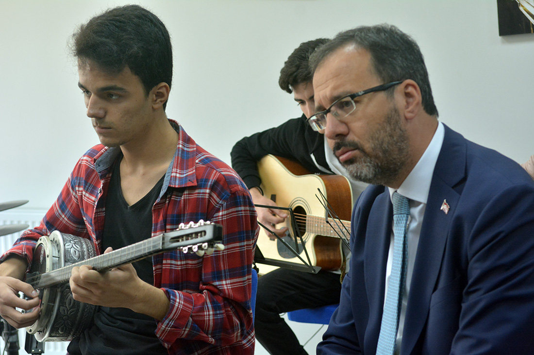 Bakan Kasapoğlu Turgutlu'da: 'Fidanıma iyi bakarsınız değil mi?'