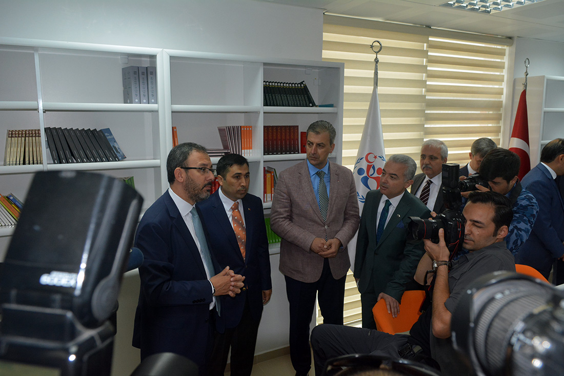 Bakan Kasapoğlu Turgutlu'da: 'Fidanıma iyi bakarsınız değil mi?'