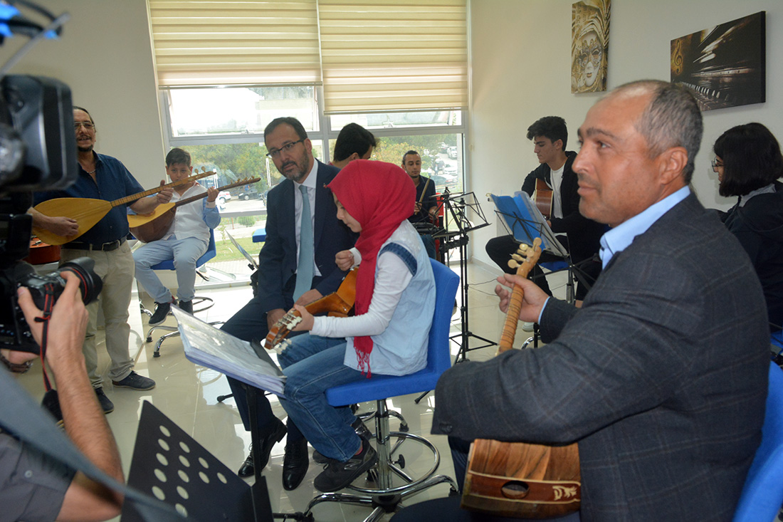 Bakan Kasapoğlu Turgutlu'da: 'Fidanıma iyi bakarsınız değil mi?'