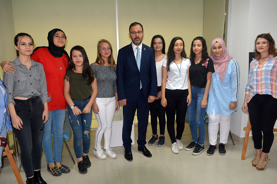 Bakan Kasapoğlu Turgutlu'da: 'Fidanıma iyi bakarsınız değil mi?'