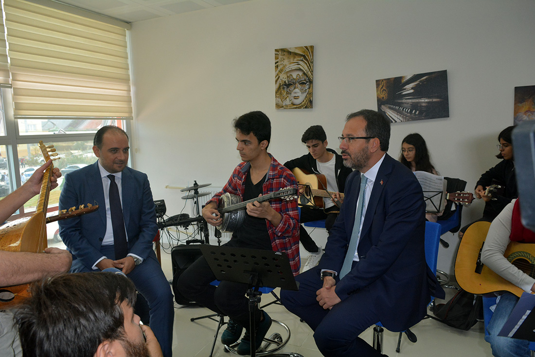 Bakan Kasapoğlu Turgutlu'da: 'Fidanıma iyi bakarsınız değil mi?'