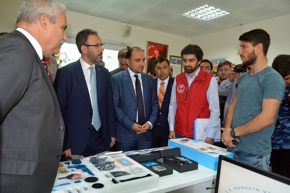 Bakan Kasapoğlu Turgutlu'da: 'Fidanıma iyi bakarsınız değil mi?'