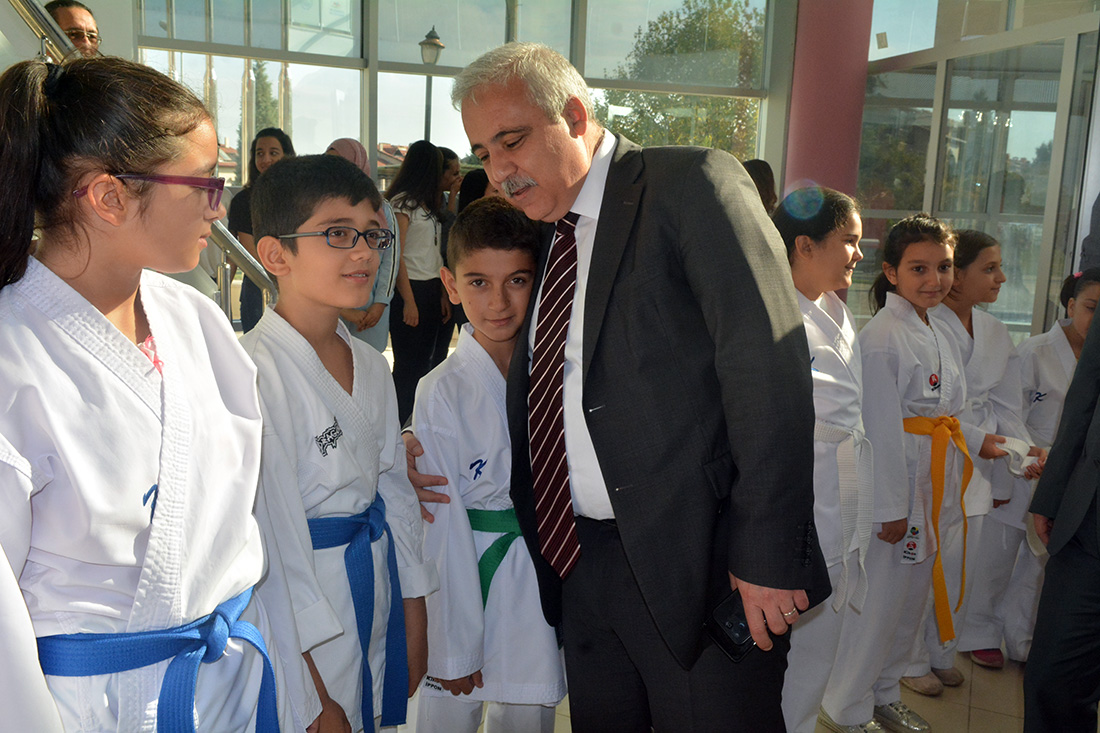 Bakan Kasapoğlu Turgutlu'da: 'Fidanıma iyi bakarsınız değil mi?'