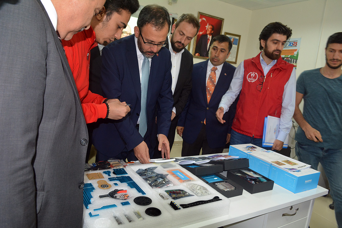 Bakan Kasapoğlu Turgutlu'da: 'Fidanıma iyi bakarsınız değil mi?'