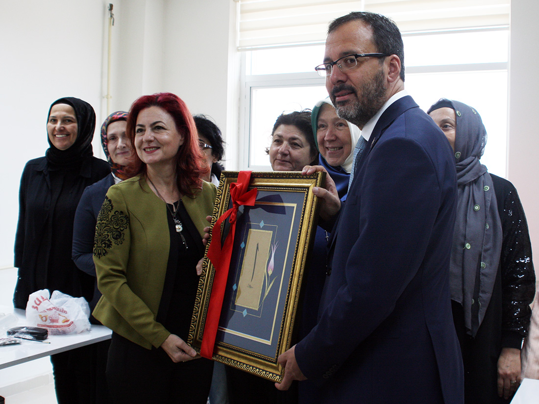 Bakan Kasapoğlu Turgutlu'da: 'Fidanıma iyi bakarsınız değil mi?'