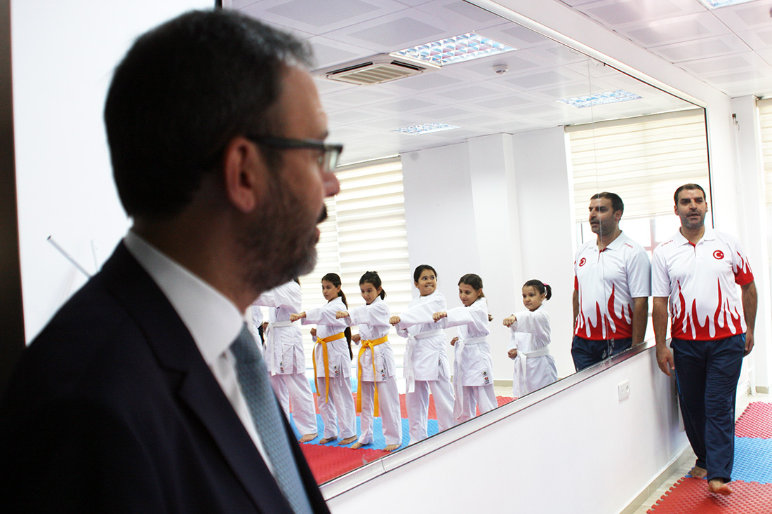 Bakan Kasapoğlu Turgutlu'da: 'Fidanıma iyi bakarsınız değil mi?'