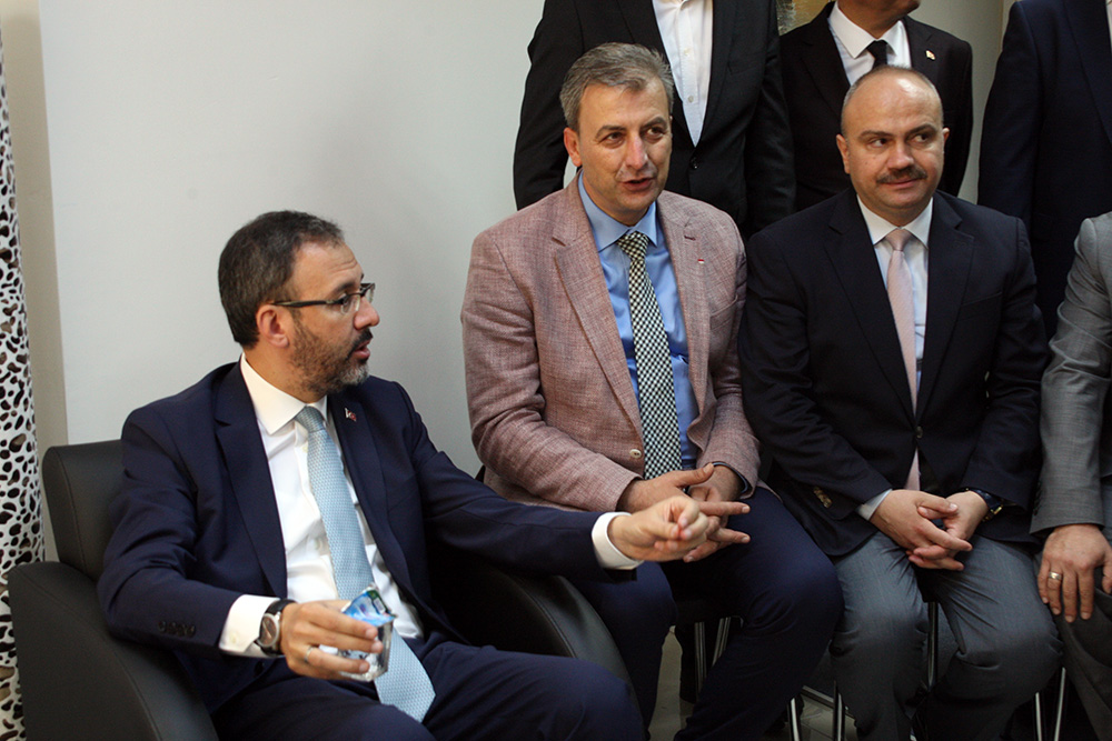 Bakan Kasapoğlu Turgutlu'da: 'Fidanıma iyi bakarsınız değil mi?'