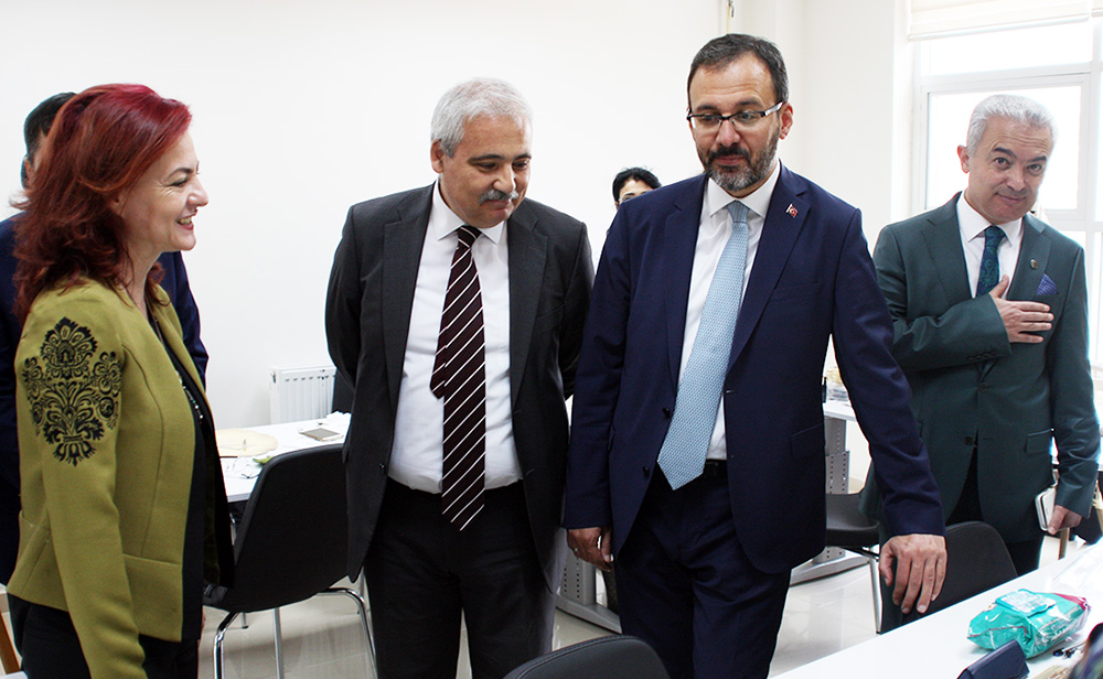 Bakan Kasapoğlu Turgutlu'da: 'Fidanıma iyi bakarsınız değil mi?'