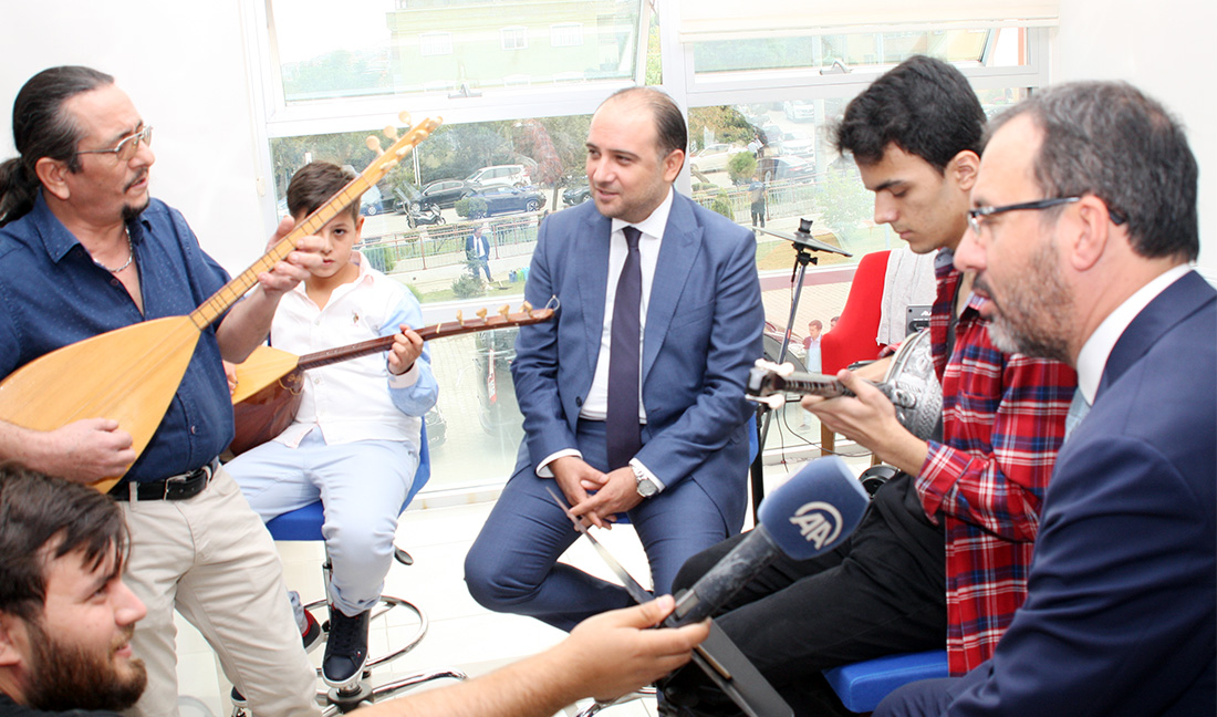 Bakan Kasapoğlu Turgutlu'da: 'Fidanıma iyi bakarsınız değil mi?'