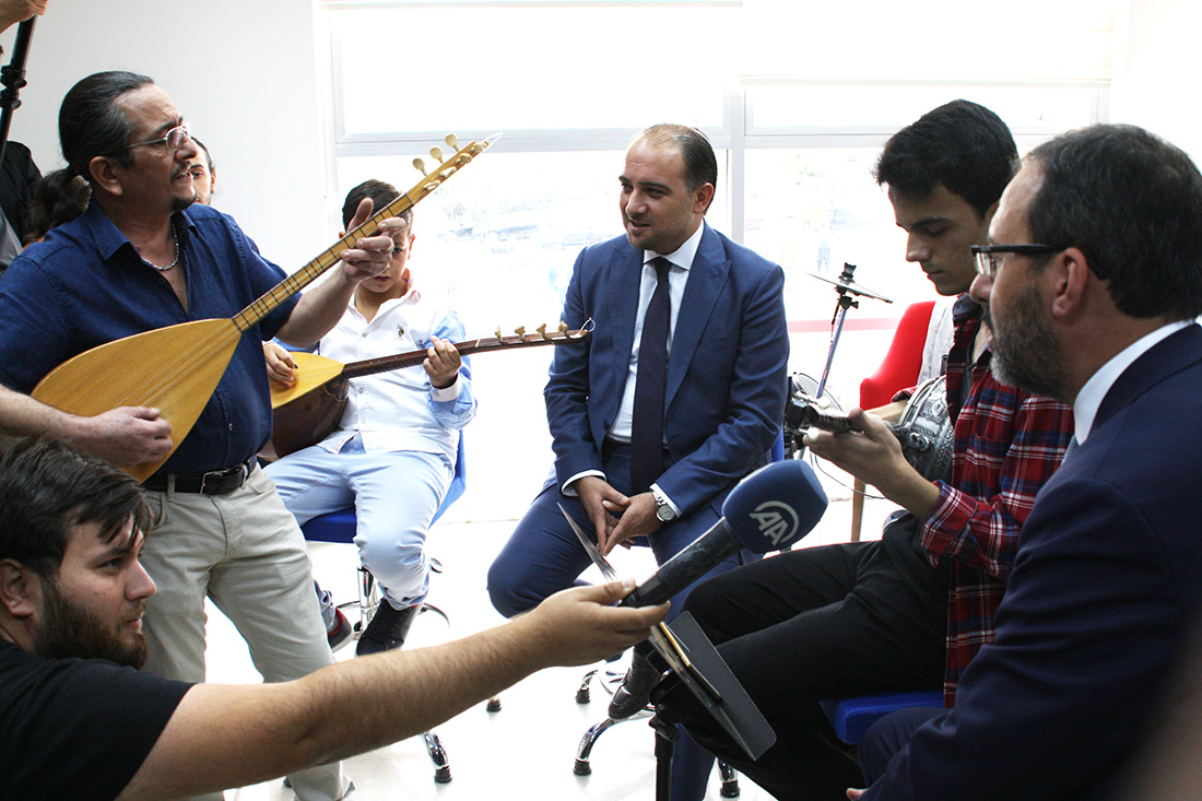 Bakan Kasapoğlu Turgutlu'da: 'Fidanıma iyi bakarsınız değil mi?'