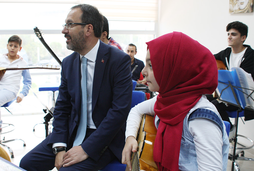 Bakan Kasapoğlu Turgutlu'da: 'Fidanıma iyi bakarsınız değil mi?'