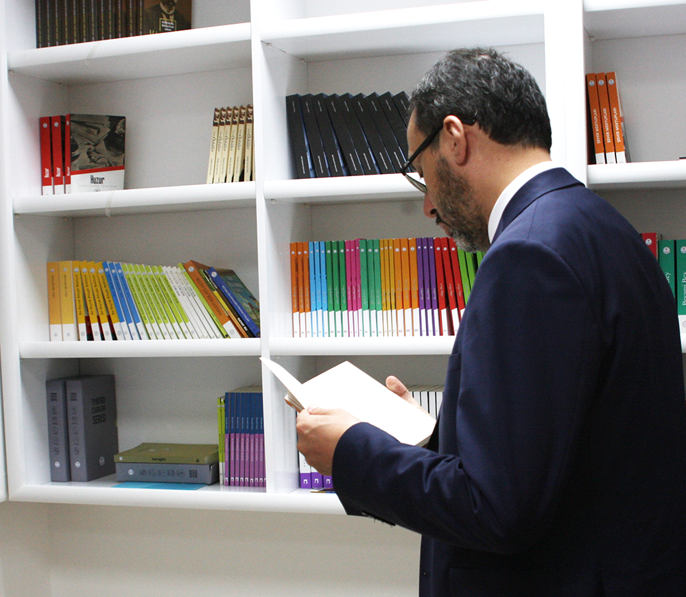 Bakan Kasapoğlu Turgutlu'da: 'Fidanıma iyi bakarsınız değil mi?'